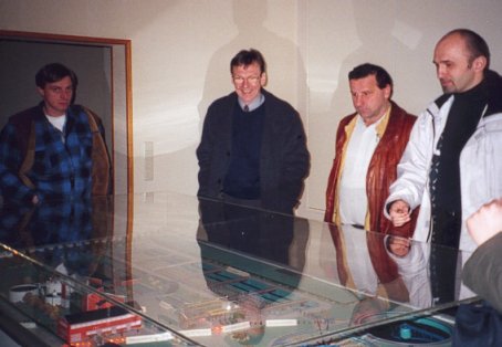 Mit Prof. Mennerich am Modell der Kläranlage